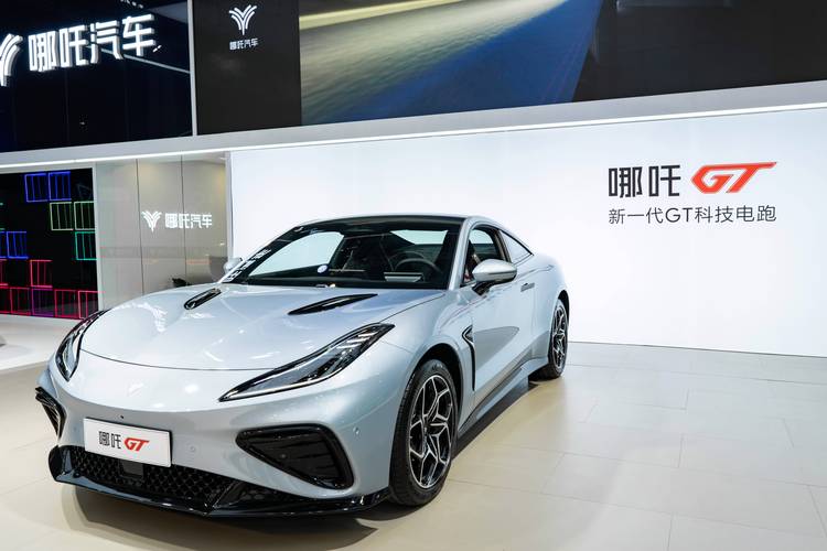 佛山208哪吒汽车在智能汽车领域的表现，领途汽车在新能源汽车市场中的影响力